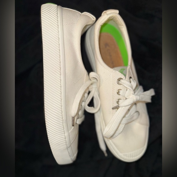 Cariuma White Canvas Sneakers - Picture 3 of 7